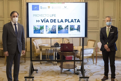 El alcalde de Salamanca, Carlos García Carbayo, y el rector de la Universidad de Salamanca, Ricardo Rivero, presentan una iniciativa medioambiental. - ICAL