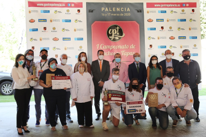 El consejero de Cultura y Turismo, Javier Ortega junto la presidenta de la Diputación, Ángeles Armisén y al alcalde de la ciudad, Mario Simón, posan junto a los ganadores de esta edición y a los cocineros miembros del jurado. - ICAL