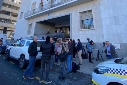 Entrada de la Audiencia de Huelva, en la segunda jornada del juicio contra Bernardo Montoya por el asesinato de la zamorana Laura Luelmo. E. P.