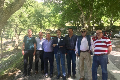 El Consejero de Medio Ambiente, Vivienda y Ordenación del Territorio, Juan Carlos Suárez-Quiñones, ha mantenido una reunión con los alcaldes de los municipios de Posada de Valdeón y Oseja de Sajambre - JUNTA DE CASTILLA Y LEÓN