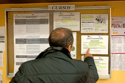 Un hombre consulta los cursos para desempleados en una oficina del Ecyl, en una imagen de archivo.- PHOTOGENIC