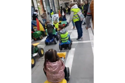 Imagen del vídeo publicado en la red social X sobre la tractorada infantil de Zamora. - X. @GabrielAraujoES