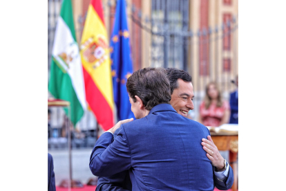 Alfonso Fernández Mañueco y Juan Manuel Moreno Bonila se funden en un abrazo. E.M.