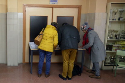 Foto de archivo de votación en un colegio electoral. - ICAL