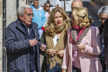 La candidata del PP de Burgos, Cristina Ayala, en el centro este domingo flanqueada por Juan Carlos Aparicio y Esperanza Aguirre.-ICAL