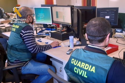 Agentes de la Guardia Civil especialistas en ciberdelincuencia. EUROPA PRESS