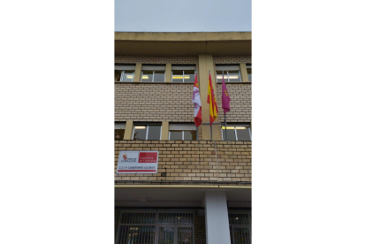 El colegio Gumersindo Azcárate con la bandera de León. E.M.