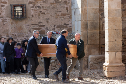 Funeral en memoria del escritor Fernando Sánchez Dragó en Castilfrio de la Sierra. En la imagen su mujer y su hijo pequeño junto a familiares y amigos. -ICAL