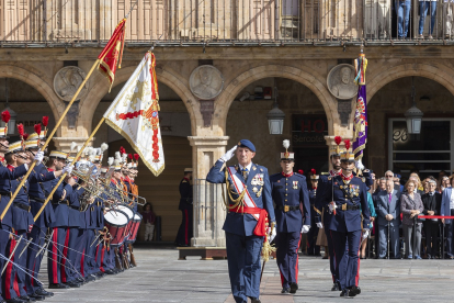 La unidad de las Fuerzas Armadas al servicio de Su Majestad el Rey organiza una jura de bandera para personal civil Salamanca con 400 personas. El acto está presidido por el jefe del Cuarto Militar de la Casa de Su Majestad el Rey, teniente general Emilio Gracia Cirugeda.- ICAL