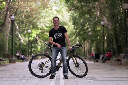 Abraham del Caño, en el Campo Grande de Valladolid junto a su bicicleta. ArgiComunicación