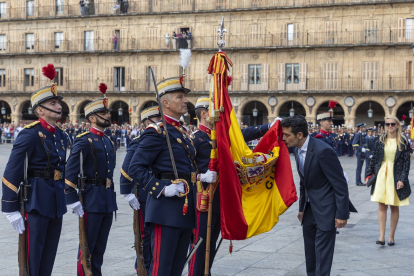 La unidad de las Fuerzas Armadas al servicio de Su Majestad el Rey organiza una jura de bandera para personal civil Salamanca con 400 personas. El acto está presidido por el jefe del Cuarto Militar de la Casa de Su Majestad el Rey, teniente general Emilio Gracia Cirugeda.- ICAL