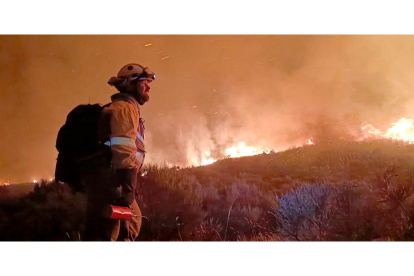 Actuación de los bomberos forestales en el incendio de Boca de Huérgano (León).- ICAL
