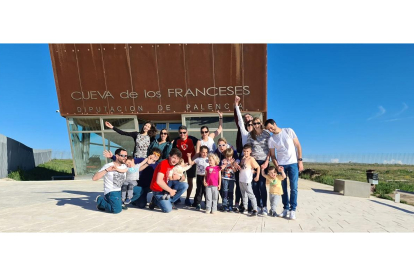 Un grupo de familias posa en la entrada de la Cueva de los Franceses, emplazada en la localidad palentina de Revilla de Pomar. La entrada para los menores de 7 años es gratis. / D. A.