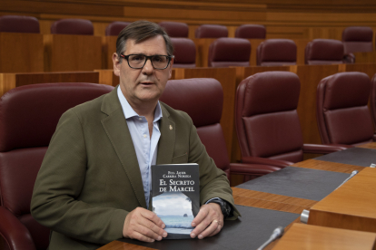 Javier Carrera, procurador de Vox en las Cortes, con su nuevo libro. Photogenic