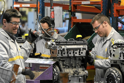 Operarios en la factoría de Motores de la planta de Renault en Valladolid. / E. M.