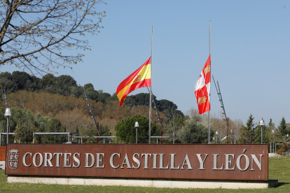 Banderas a media asta en las Cortes de Castilla y León. -JUAN MIGUEL LOSTAU