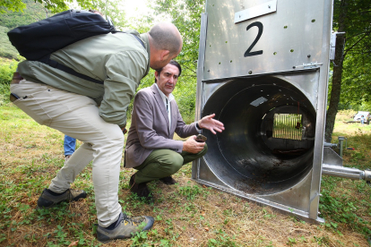 El consejero de Medio Ambiente, Vivienda y Ordenación del Territorio, Juan Carlos Suárez-Quiñones, durante su visita a uno de los sistemas de captura de osos para radiomarcaje en Tejedo del Sil (León).- ICAL