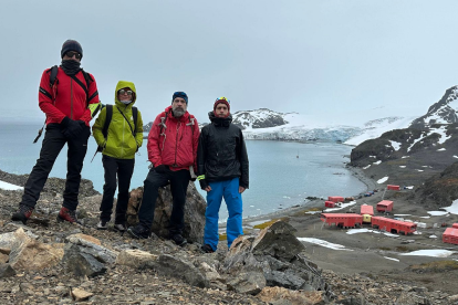 El profesor de la ULE Alejandro Gómez Pazo participa en una investigación en la Antártida / Ical
