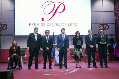 Alfonso Fernández Mañueco, en la foto de familia con todos los premiados. ICAL.