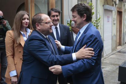 Alfonso Fernández Mañueco saluda al alcalde de La Bañeza, Javier Carrera. ICAL