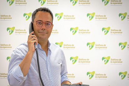 Eloy González, presidente de la asociación y una voluntaria atendiendo al teléfono. - Photogenic/Miguel Ángel Santos