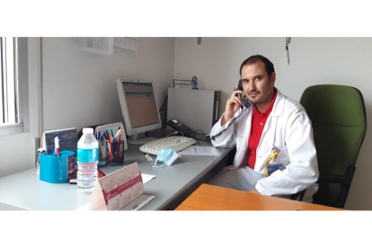 José Luis Quintana atiende desde el Clínico de Valladolid el teléfono de apoyo psicológico de Sacyl. EM