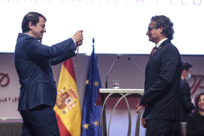 Fernández Mañueco entrega el premio a Juan Pedro Bolaños. ICAL.