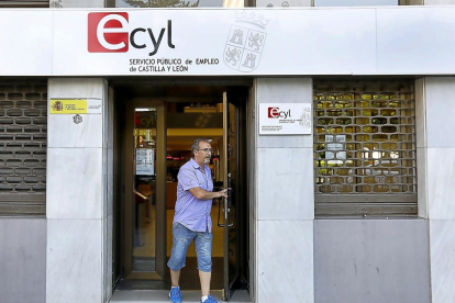 Un hombre saliendo de una oficina del ECYL. - E.M.