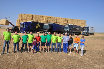 Los voluntarios participantes en esta cadena de solidaridad para trasladar paja desde Burgos a la localidad abulense de Solosancho . ECB