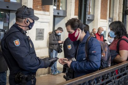 Controles de la Policía Nacional de la salida y llegada del AVE a Madrid. - PHOTOGENIC/MIGUEL ÁNGEL SANTOS