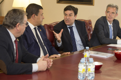 Carlos Fernández Carriedo, durante su reunión con el equipo de la Diputación de Ávila. | ICAL