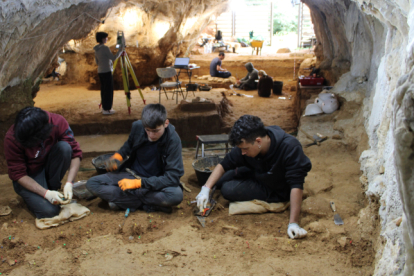 Excavación en la cueva de Prado Vargas, en Ojo Guareña.ECB