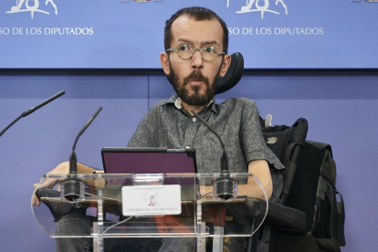 El portavoz de Unidas Podemos, Pablo Echenique, en una rueda de prensa, durante una Junta de Portavoces en el Congreso de los Diputados, a 21 de diciembre de 2021, en Madrid, (España). - Europa Press