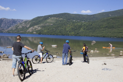 Bicis y coches electricos en el Parque Natural del lago de Sanabria.- ICAL.