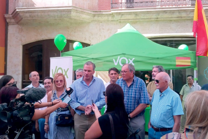 El secretario general de VOX, Ortega Smith, y otros doce diputados nacionales visitan la provincia Zamora, Benavente y Puebla de Sanabria. - ICAL