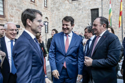 El presidente de la Junta de CyL, Alfonso Fernández Mañueco, asiste a la toma de posesión del presidente de La Rioja, Gonzalo Capellán. -ICAL