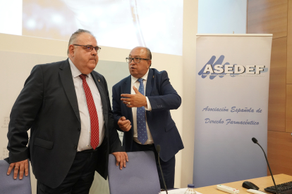 El consejero de Sanidad, Alejandro Vázquez, y el presidente de ASEDEF, Mariano Avilés Muñoz, en una jornada sobre la innovación en el sistema sanitario de Castilla y León. ICAL