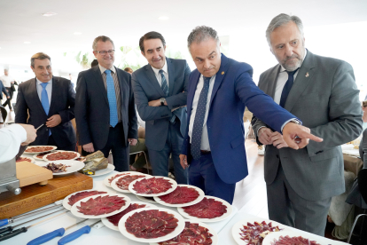 Los consejeros de Medio Ambiente, Vivienda y Ordenación del Territorio, Juan Carlos Suárez-Quiñones, y de Agricultura, Ganadería y Desarrollo Rural, Gerardo Dueñas, así como el presidente de las Cortes de Castilla y León, Carlos Pollán, asisten al almuerzo celebrado por el Consejo Regulador de la IGP ''Cecina de León'', en el que seis cocineros con Estrella Michelin ponen en valor las cualidades culinarias del producto.- ICAL