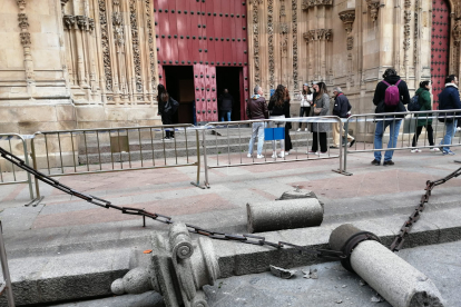 Columna de uno de los accesos a la Catedral de Salamanca dañada por una maquina de limpieza. -ICAL