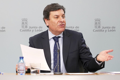 El portavoz del Gobierno autonómico, Carlos Fernández Carriedo, durante su comparecencia en la mañana de este jueves. ICAL