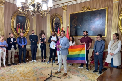 El alcalde de Burgos, Daniel de la Rosa, durante la lectura de un manifiesto a favor de la diversidad, acompañado de otros corporativos y miembros de la Asociación Espacio Seguro LGTBI. - E. PRESS