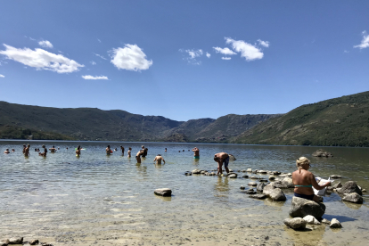 Turistas en una de las playas del Lago de Sanabria. ICAL