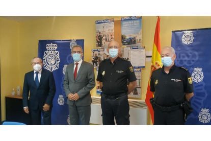 El delegado y el subdeletado del Gobierno, junto con mandos policiales, en la presentación de los actos centrales del Día de la Policía Nacional. - EUROPA PRESS