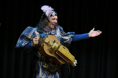 Crispín D’Olot en una de sus últimas actuaciones, sobre el escenario con una zanfona. (ARGICOMUNICACIÓN)