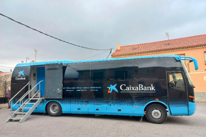 Oficina móvil de CaixaBank en Vegas de Matute, en Segovia. -ICAL