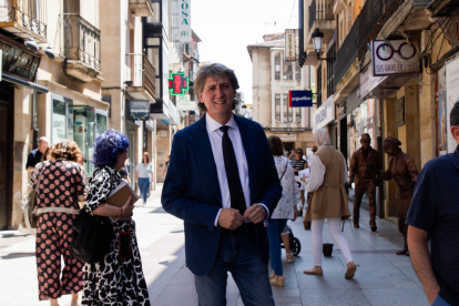 El alcalde de Soria, Carlos Martínez, el pasado viernes en la céntrica calle El Collado.- A. RENTA