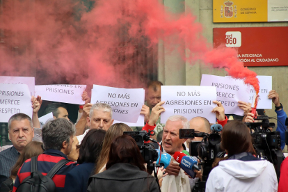 Los sindicatos con representación en el Centro Penitenciario de Mansilla de las Mulas se concentran ante la subdelegación del Gobierno en León.- ICAL