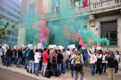 Los sindicatos con representación en el Centro Penitenciario de Mansilla de las Mulas se concentran ante la subdelegación del Gobierno en León.- ICAL