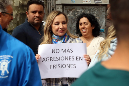 Los sindicatos con representación en el Centro Penitenciario de Mansilla de las Mulas se concentran ante la subdelegación del Gobierno en León.- ICAL