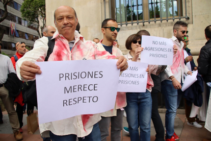 Los sindicatos con representación en el Centro Penitenciario de Mansilla de las Mulas se concentran ante la subdelegación del Gobierno en León.- ICAL